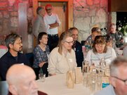 Markus Lebrun (links), Leiter der Fachstelle Boden Kt. Bern, thematisierte in einem Vortrag und in persönliche Gesprächen die landwirtschaftlichen Fruchtfolgeflächen.