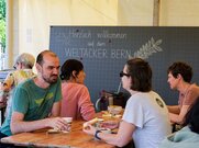 Mit Chili mit Bohnen vom Weltacker Bern, Kuchen und Getränken könnten sich die Besucherinnen und Besucher stärken.