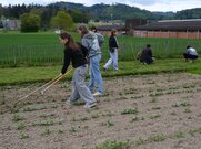 Schulklasse Gymnasium Lebermatt auf dem Acker 2025